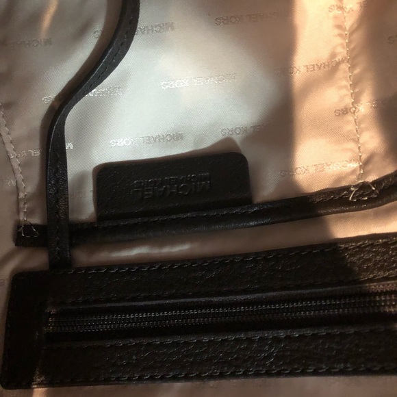 Micheal Kors purse - Picture 5 of 7